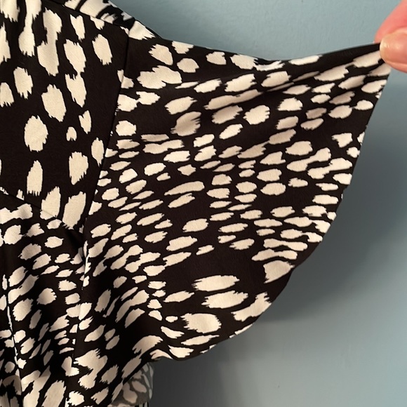 Black and white summer blouse. Size XL suitable for casual or the office. - Picture 2 of 5